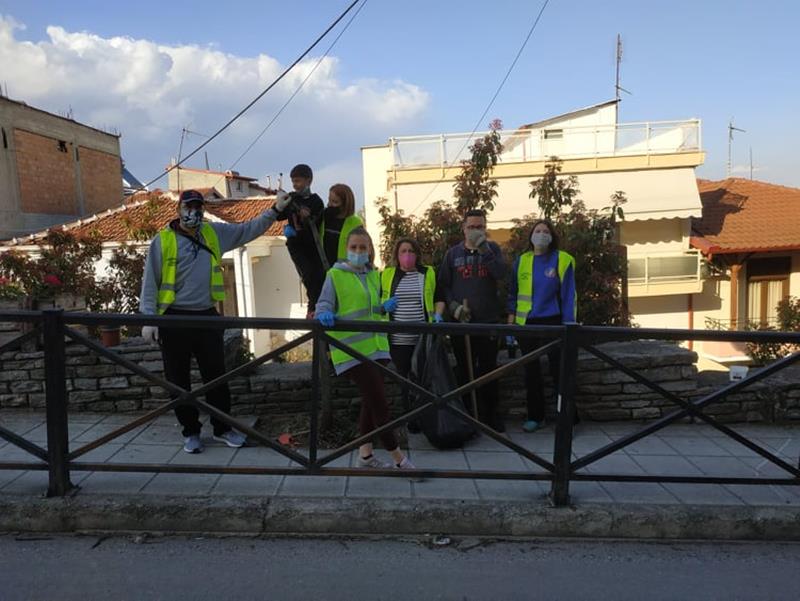 Συνεχίζονται οι φυτεύσεις εποχικών λουλουδιών σε κοινόχρηστους χώρους στη Νάουσα και στις Κοινότητες